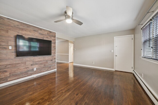 Building Photo - 862 Dewey St