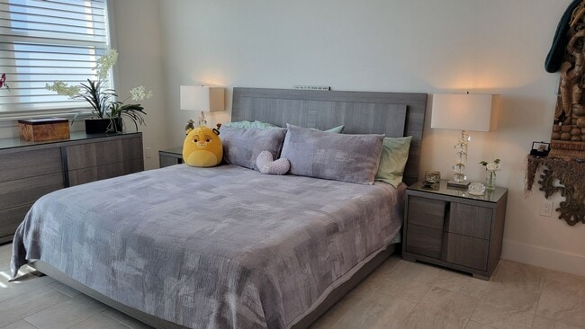 Building Photo - Seasonal only-beautifully renovated downto...