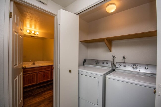 Building Photo - 3BR Townhome with Spacious Fenced Yard!