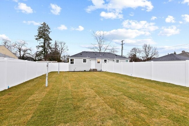 Building Photo - 10112 E Broadway Ave