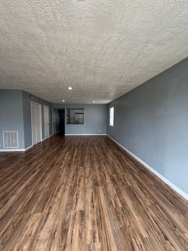 Building Photo - Spacious, 2 story townhouse