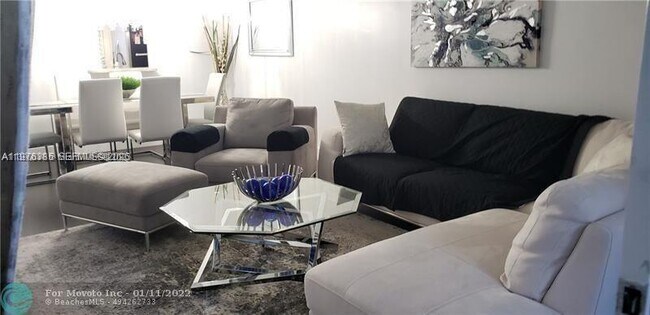 Building Photo - 301 NE 14th Ave