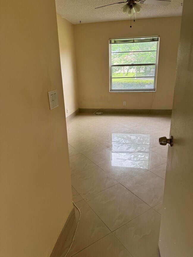 Building Photo - 9921 Three Lakes Cir