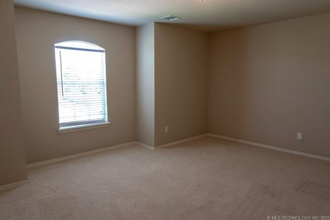 Building Photo - 5 Bedroom Home In Broken Arrow