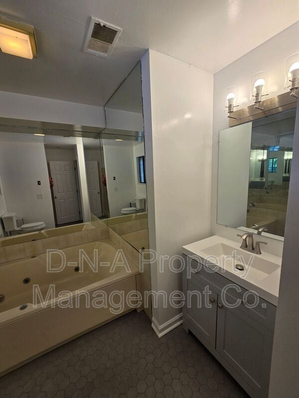 Building Photo - 602 Mountain View Way