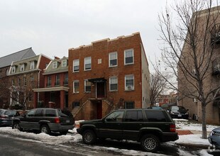 Building Photo - 226 C St NE