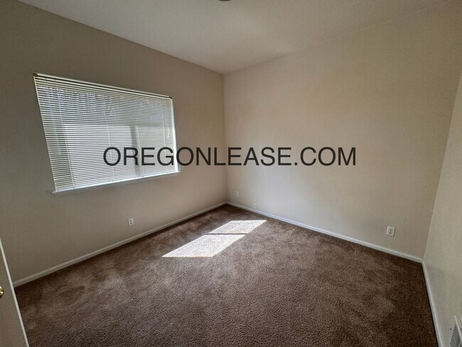 Building Photo - 3 bedroom North Eugene home with full size...