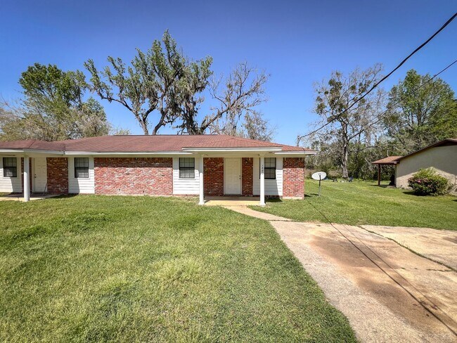 Building Photo - Peaceful 2 bedroom off Lake Jackson