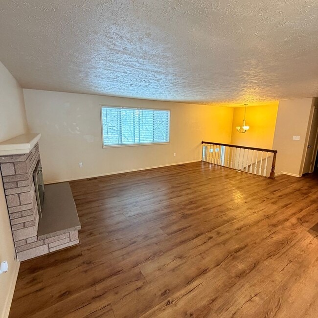 Building Photo - 906 Summit Dr