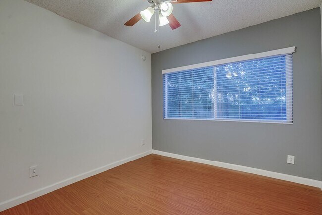 Building Photo - 537 E Hyde Park Blvd