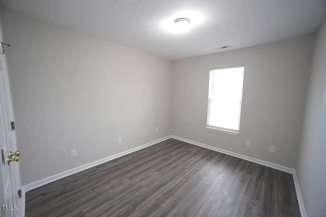 Building Photo - Spacious End-unit Townhome, LVP Floors, Op...