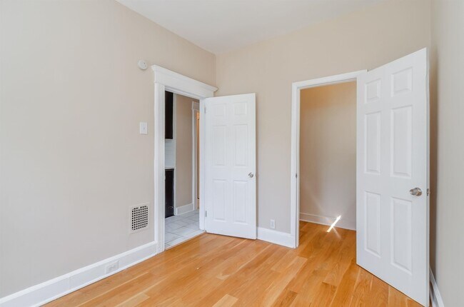 Building Photo - 124 W 54th St