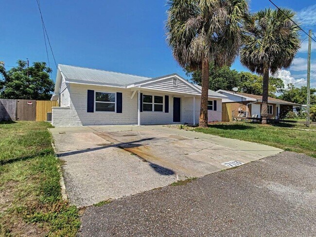 Building Photo - JUST REDUCED!!  Completely upgraded 3/1 1196 Sq. Ft. with recently renovated bathroom and kitchen...