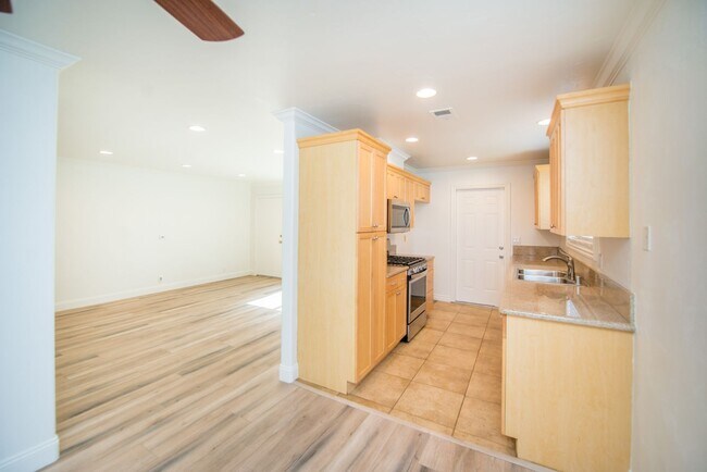 Building Photo - Sunny and Bright 3 Bedroom End Unit in Yorktown Villas Neighborhood