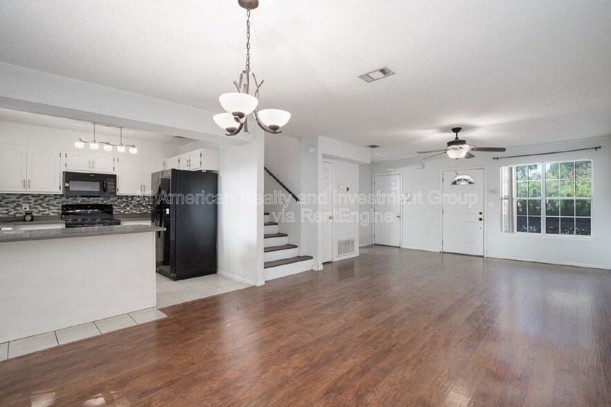 Building Photo - 426 Corvet St