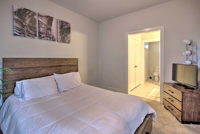 Building Photo - 2107 Stuart St