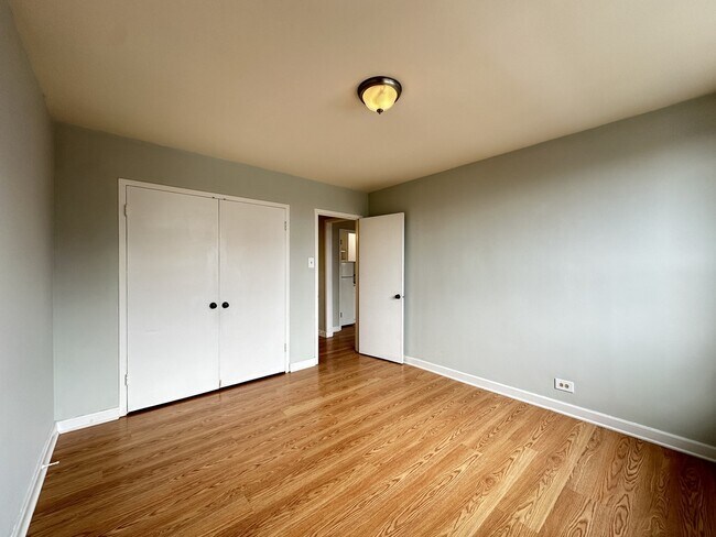 Building Photo - 450 W Wellington Ave