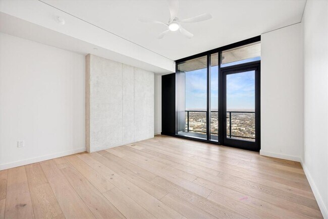 Building Photo - 610 Davis St