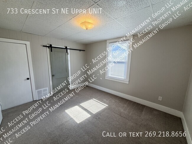 Building Photo - 733 Crescent St NE