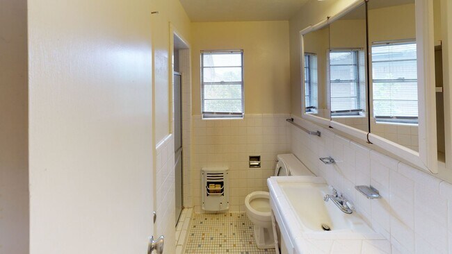 Building Photo - 3 Bedroom/2bath/2 Car Garage