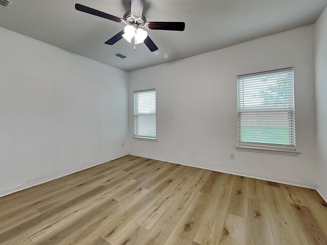 Building Photo - 1548 Woodlake Dr