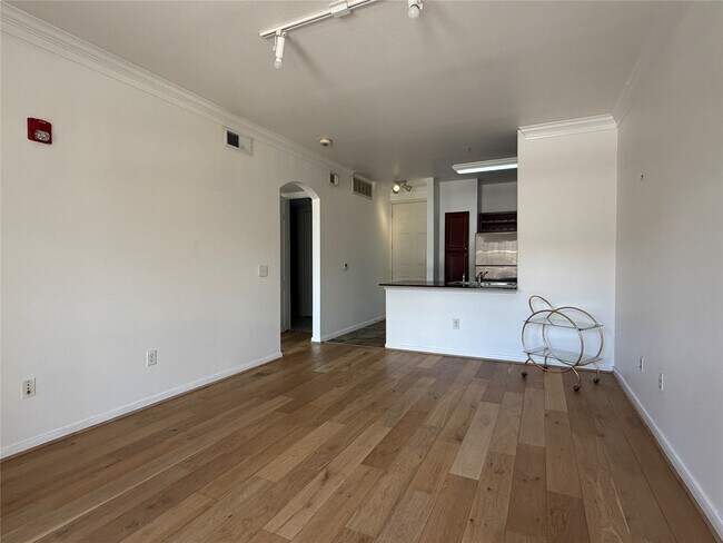 Building Photo - 7575 Kirby Dr