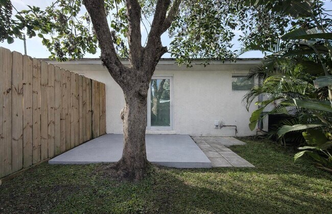 Building Photo - 734 Neil Rd