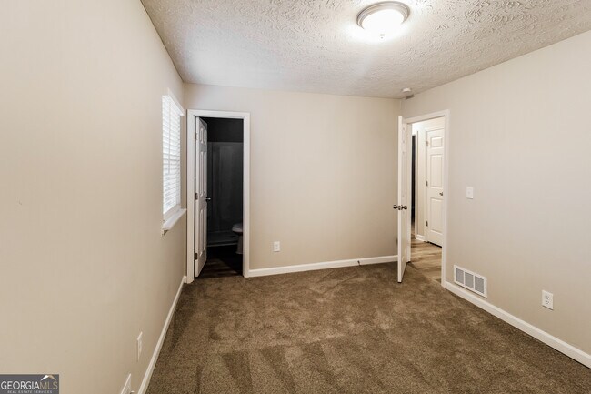 Building Photo - 635 Lakeridge Cir SE