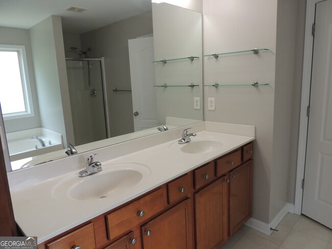 Building Photo - 450 MacLand Dr