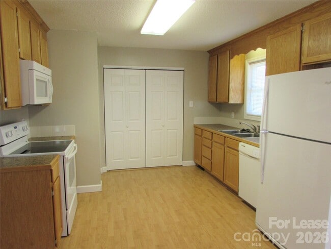 Building Photo - 371 West Ave