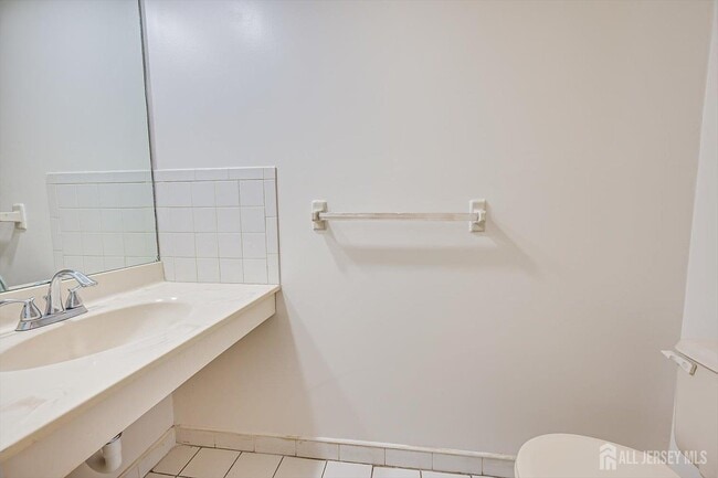 Building Photo - 404 Maplecrest Rd