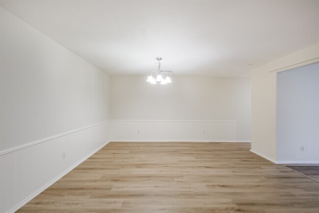 Building Photo - 3362 Continental Dr