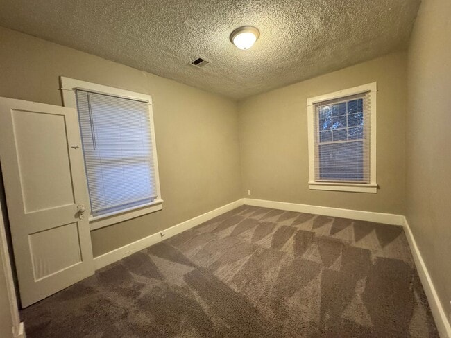 Building Photo - Spacious Home in Newton - 2 Bed/1 bath