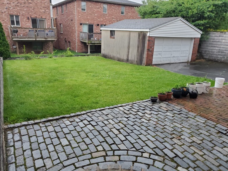 Rear Yard - Shared Use - 216 Glen Ave