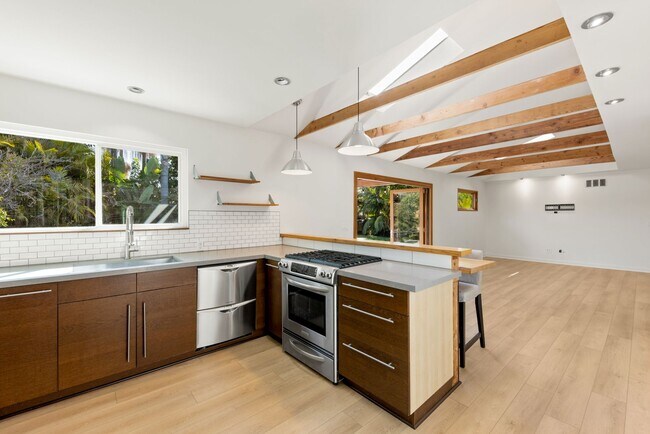 Building Photo - Charming Cardiff-by-the-Sea Cottage - Spacious, Great Neighborhood