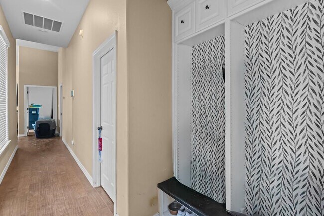 Building Photo - 3701 Timber Wolf Trl
