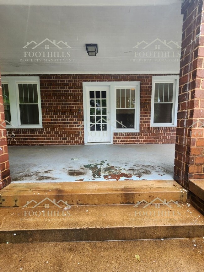 Building Photo - Newly Renovated 3-Bedroom Home Near Downto...