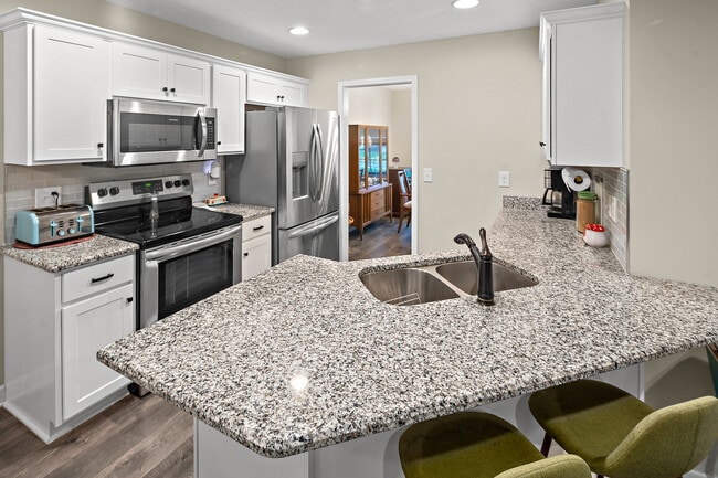 Building Photo - 305 Oleander Ln