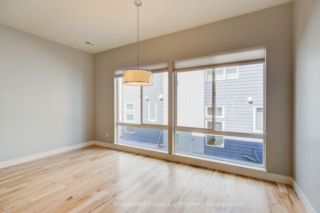 Building Photo - Evolve Real Estate: Gorgeous Townhome Near...