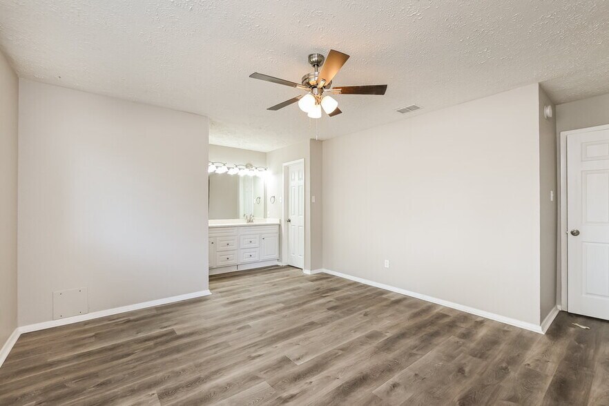 Building Photo - 7411 Skylight Ln