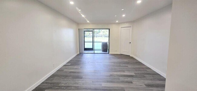 Building Photo - 5539 Courtyard Dr