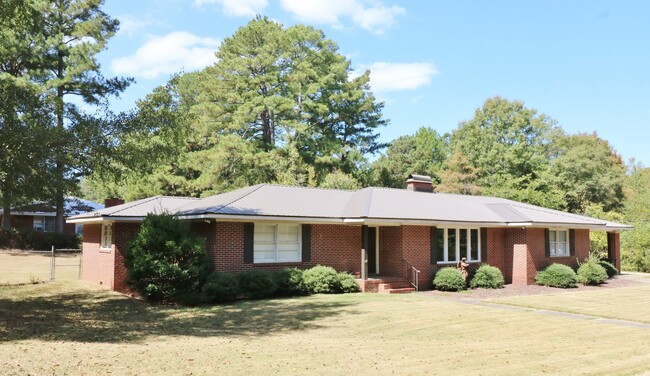 Building Photo - Large Pell City Home