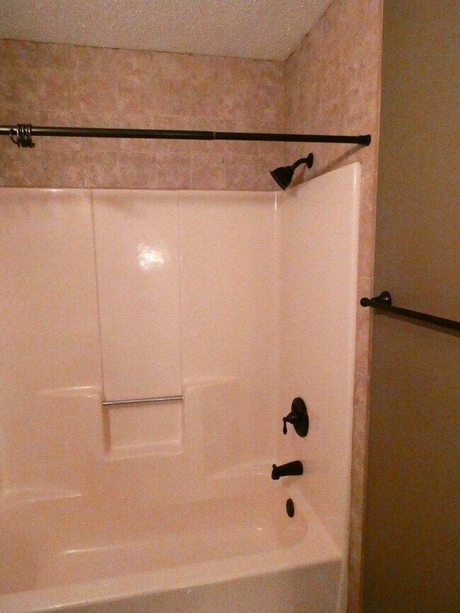 Building Photo - 3 Bedroom 2.5 Bath- Off Broadway Condominiums