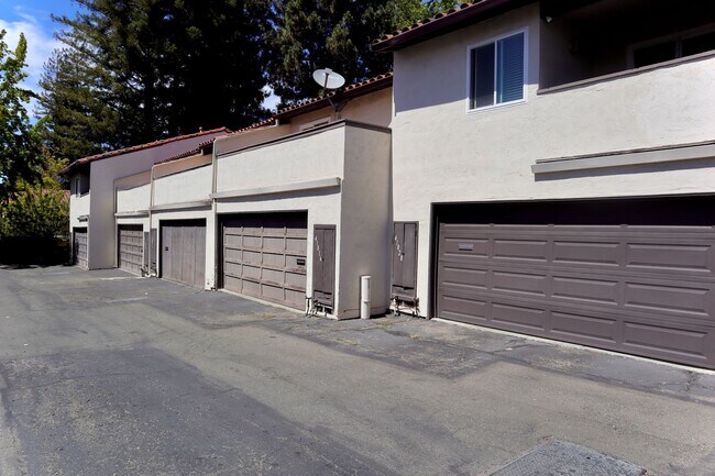 Building Photo - Charming 2-Bedroom Townhouse in Fremont - ...