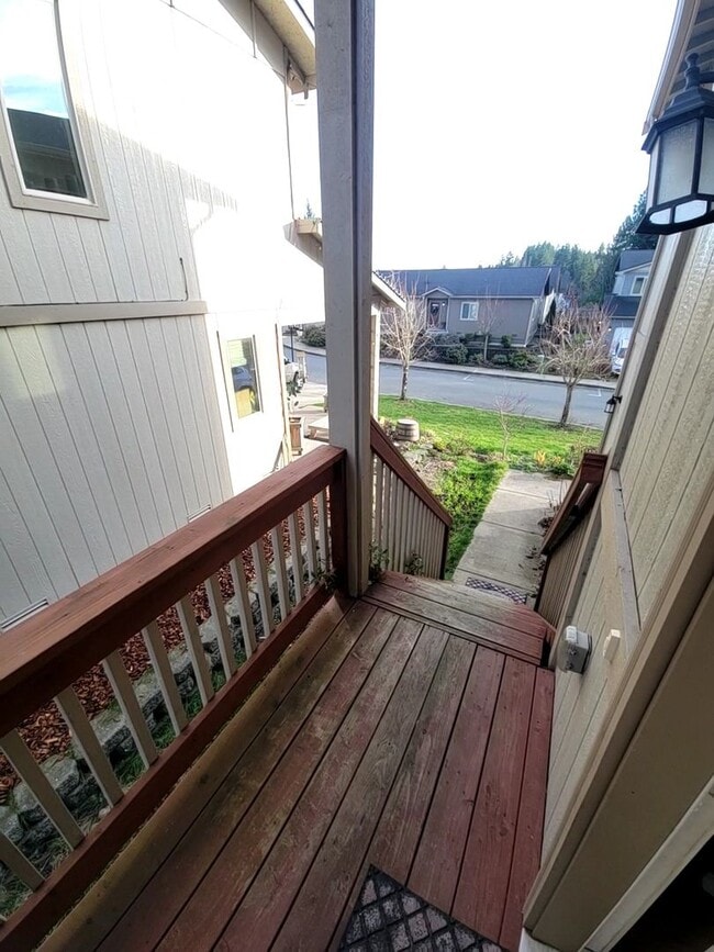 Building Photo - Large 4 Bed Split, Available Now! Pets Okay!