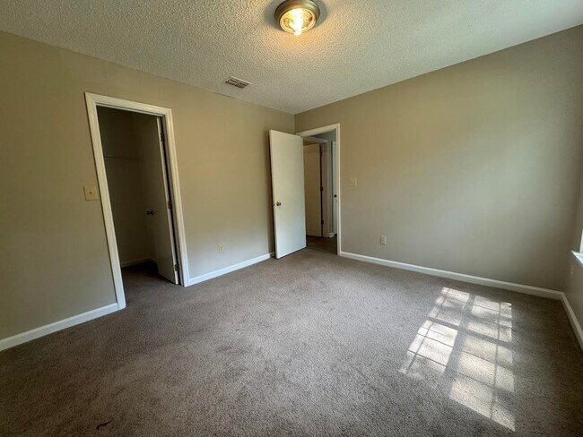 Building Photo - 1052 Longstreet Dr