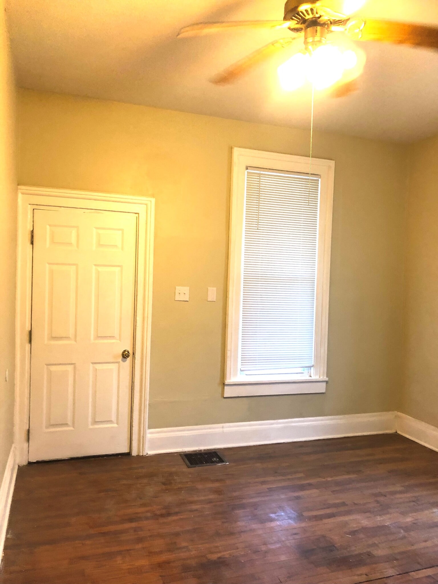 Building Photo - 256 W Sugartree St