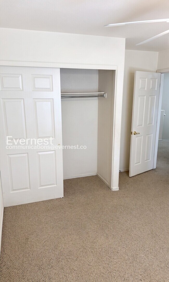 Building Photo - 3 Bed, 2.5 Bath Home with Garage / Pet-Friendly / Vouchers Accepted / Available Now!