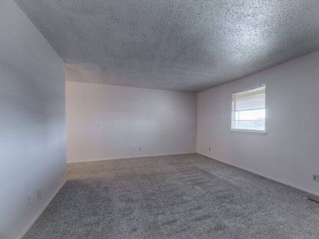 Building Photo - 2 Bedroom 1 Bath Duplex