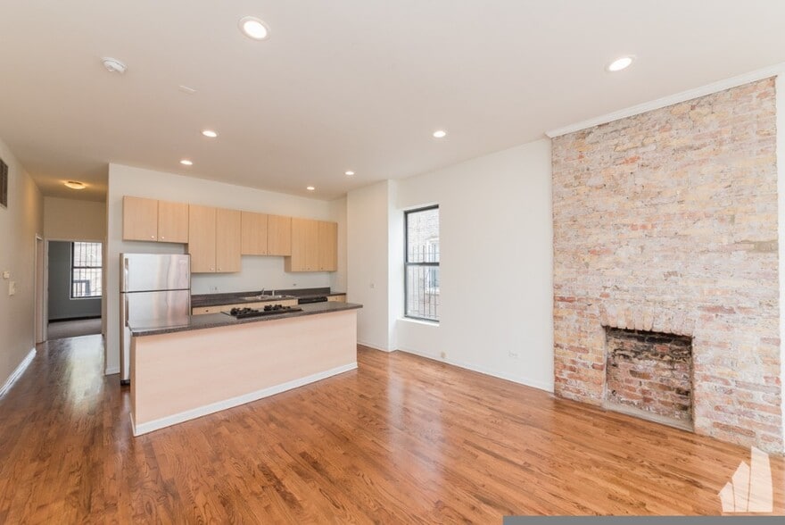 Building Photo - 2833 W Medill Ave